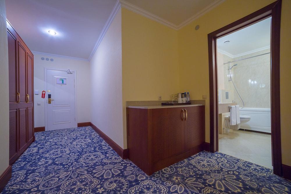 מלון Ramada By Wyndham אלמטי מראה חיצוני תמונה