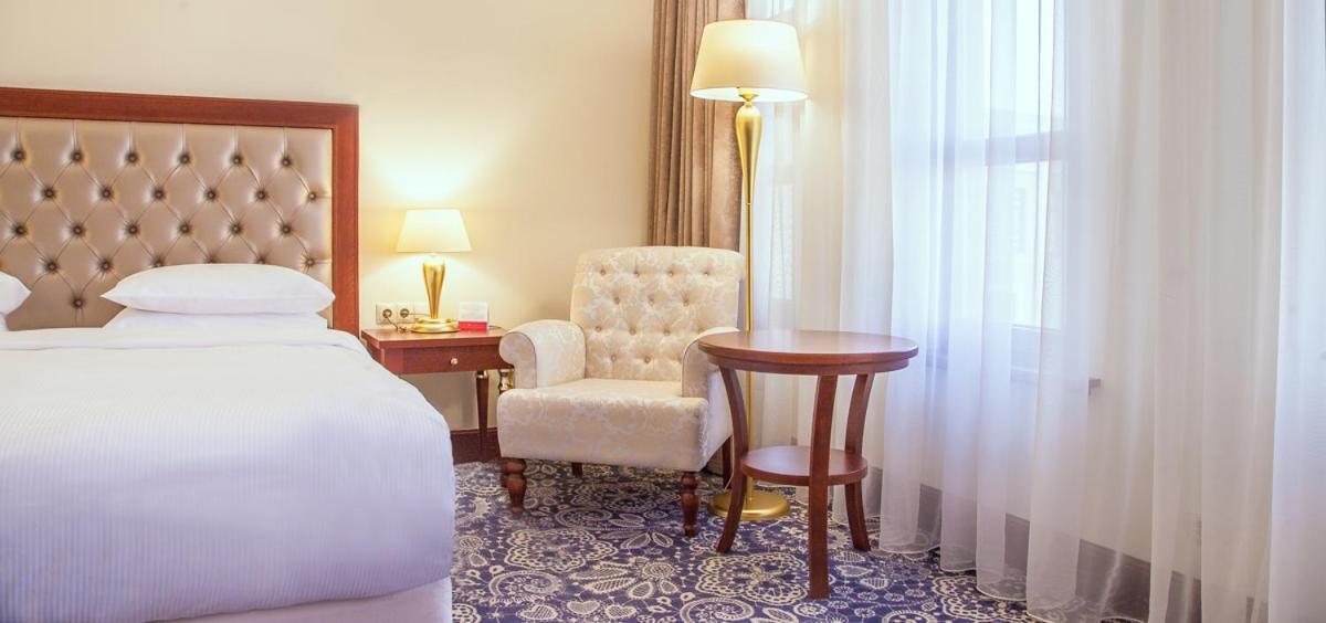 מלון Ramada By Wyndham אלמטי מראה חיצוני תמונה