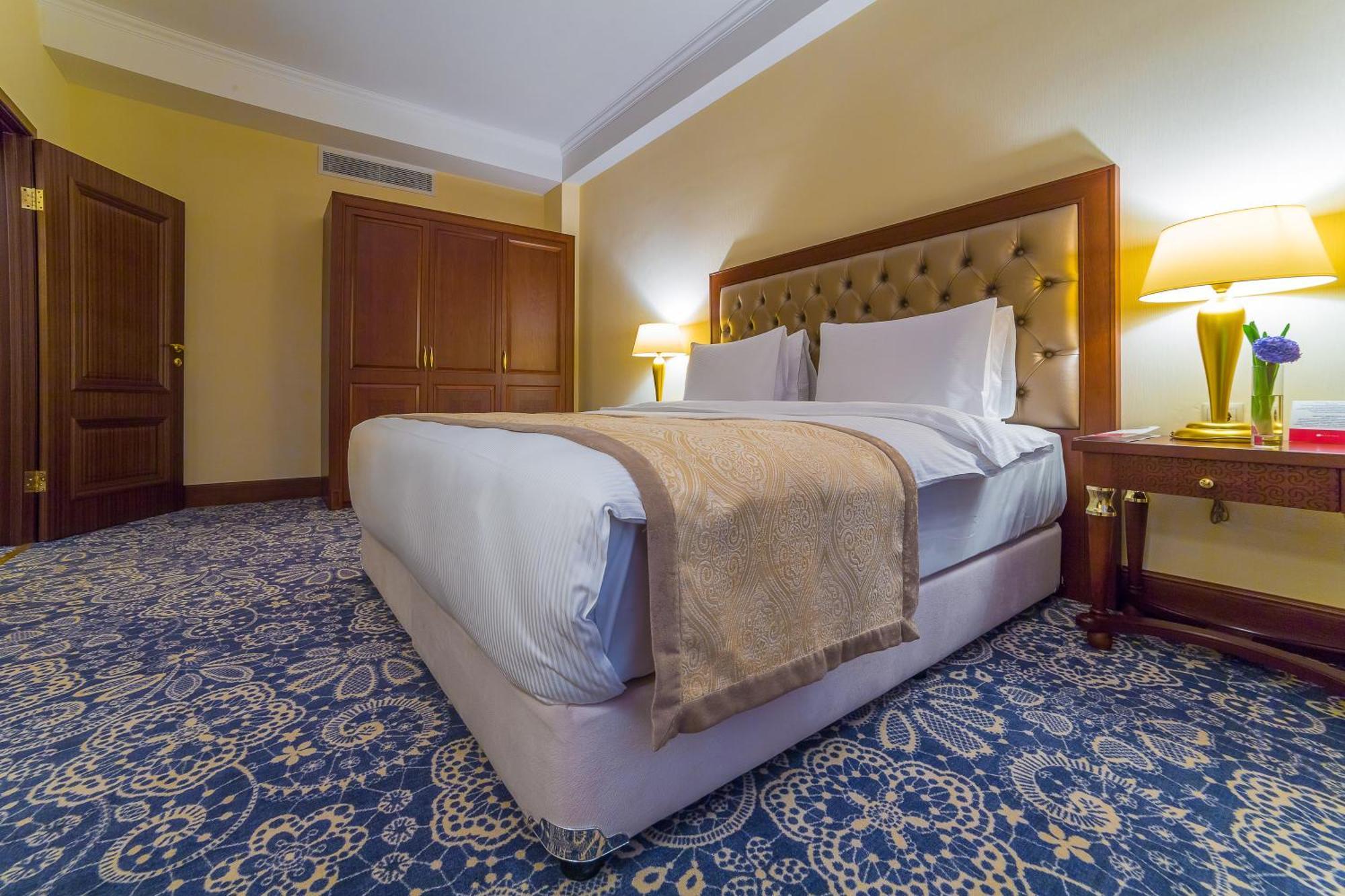 מלון Ramada By Wyndham אלמטי מראה חיצוני תמונה