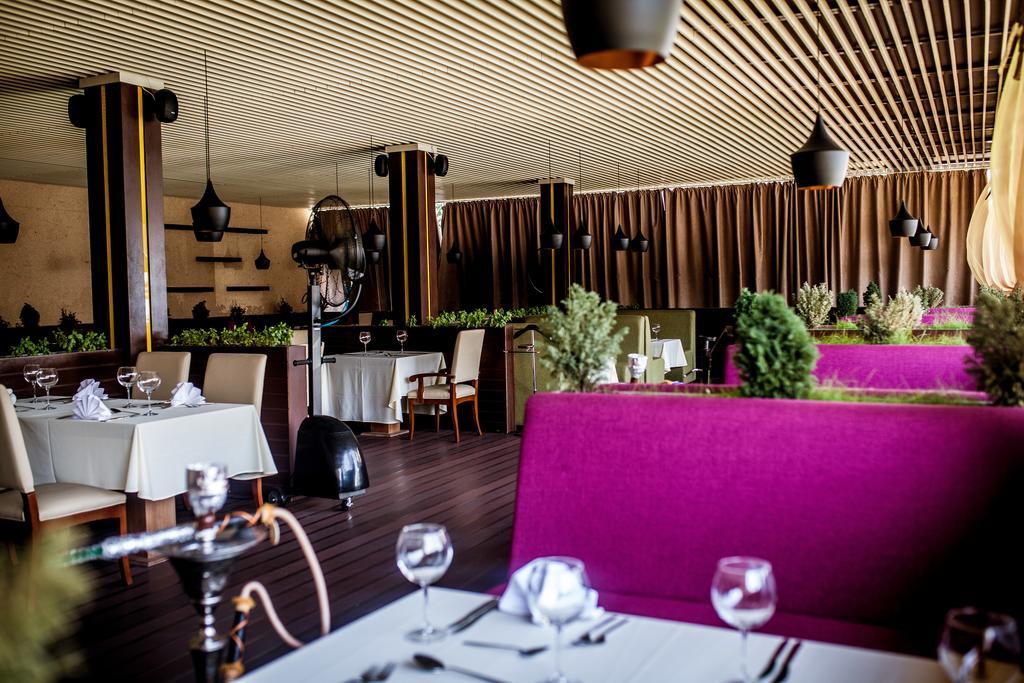 מלון Ramada By Wyndham אלמטי מראה חיצוני תמונה