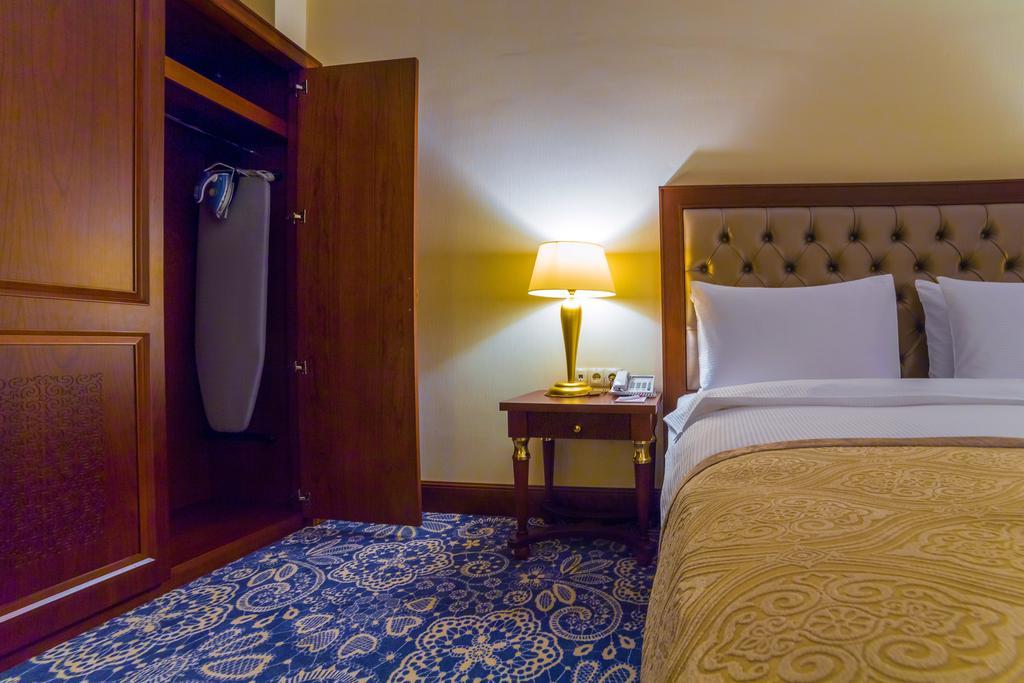 מלון Ramada By Wyndham אלמטי מראה חיצוני תמונה
