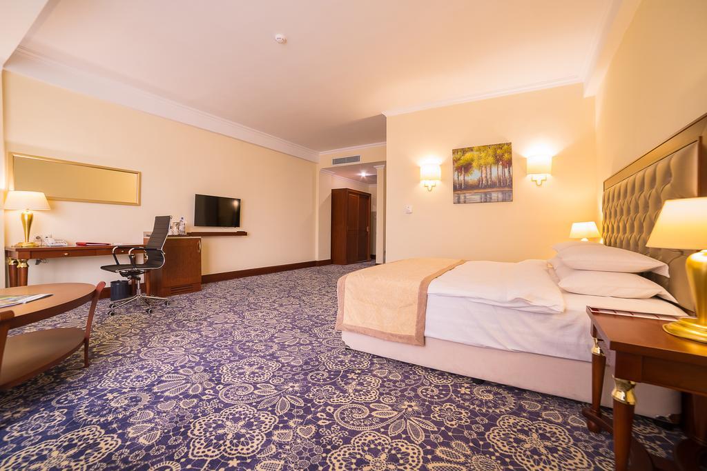 מלון Ramada By Wyndham אלמטי מראה חיצוני תמונה