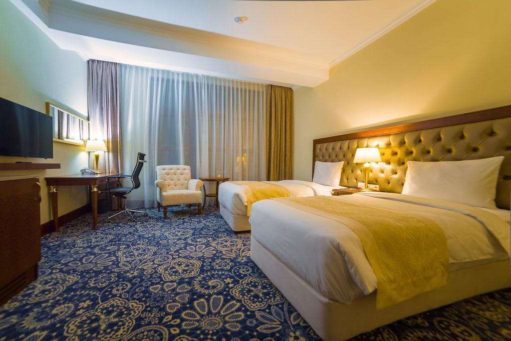 מלון Ramada By Wyndham אלמטי מראה חיצוני תמונה