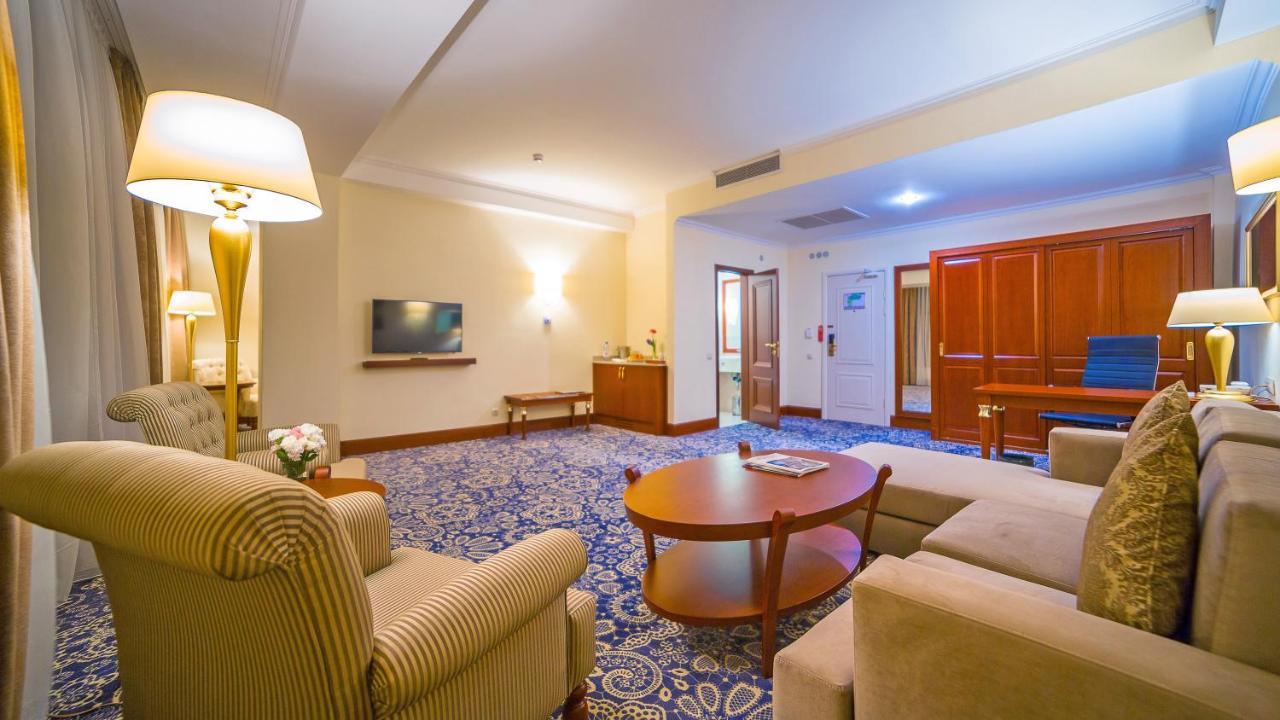 מלון Ramada By Wyndham אלמטי מראה חיצוני תמונה