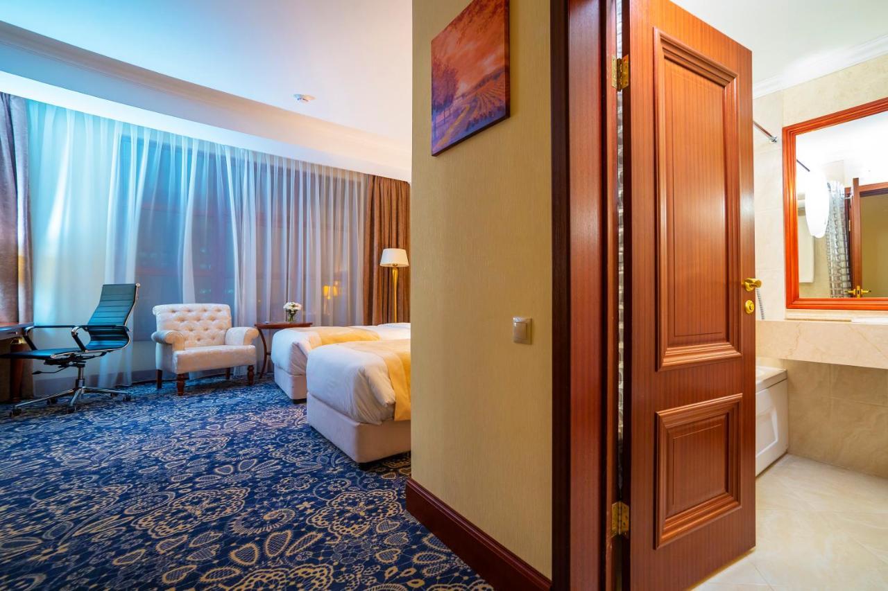 מלון Ramada By Wyndham אלמטי מראה חיצוני תמונה