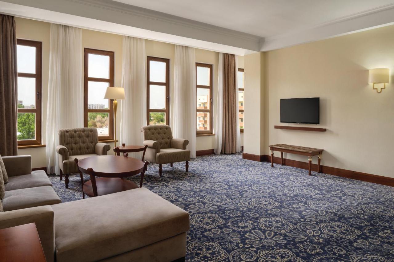 מלון Ramada By Wyndham אלמטי מראה חיצוני תמונה