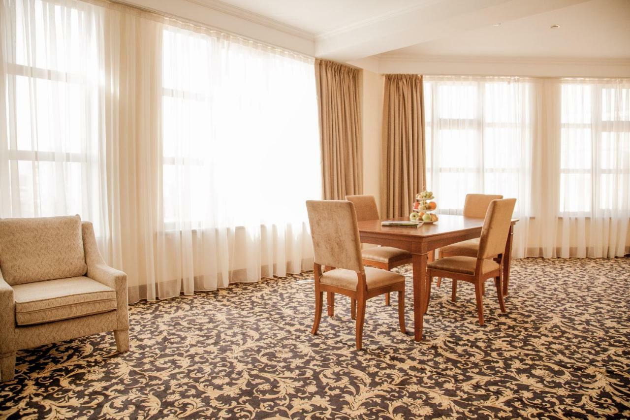 מלון Ramada By Wyndham אלמטי מראה חיצוני תמונה