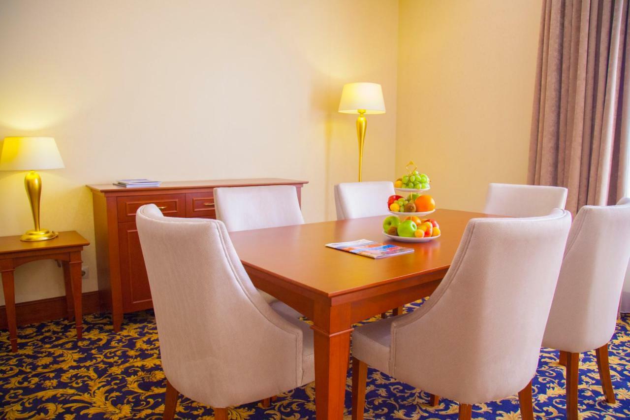 מלון Ramada By Wyndham אלמטי מראה חיצוני תמונה